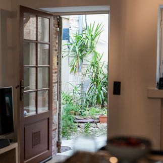 Un regard vers les extérieurs du duplex d'Antibes